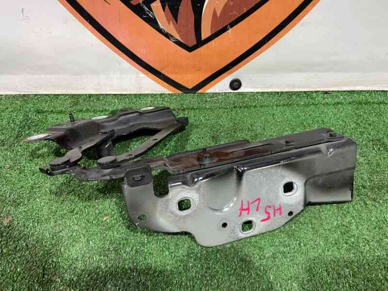 T4K14050 Left hood hinge Jaguar I-Pace X590 (2018-) Used cost 90 € in stock 4 pcs.