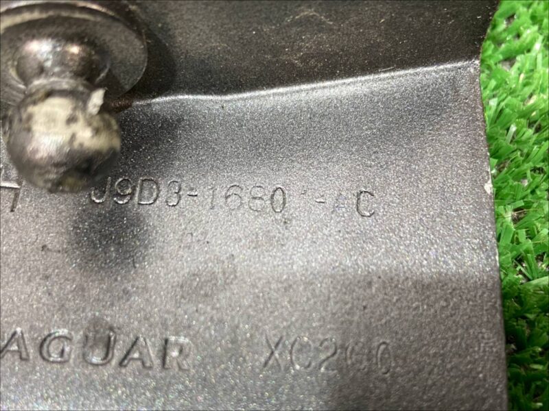 T4K14050 Left hood hinge Jaguar I-Pace X590 (2018-) Used cost 90 € in stock 4 pcs.