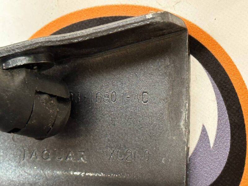 T4K14050 Left hood hinge Jaguar I-Pace X590 (2018-) Used cost 90 € in stock 4 pcs.