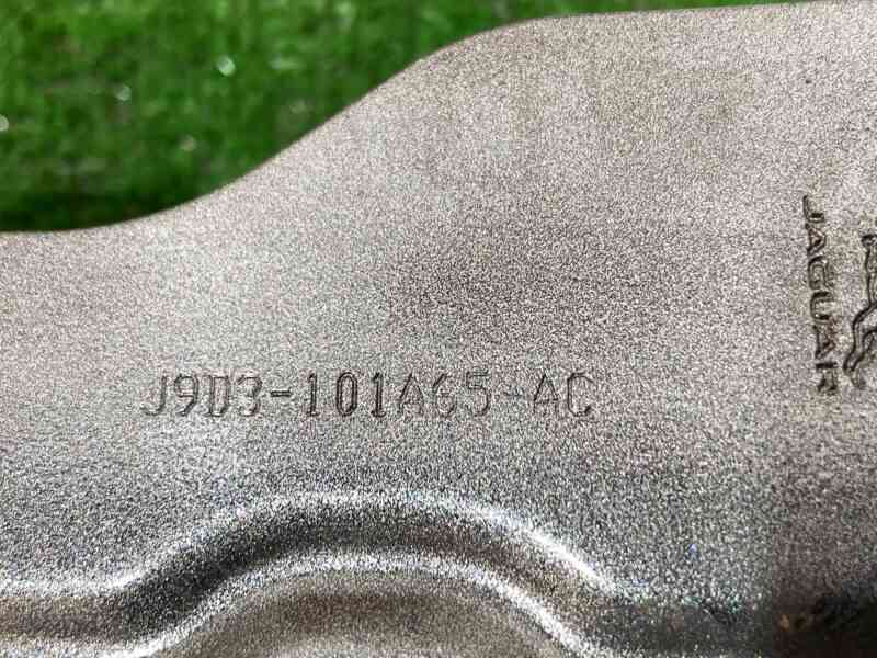 T4K2025 Bracket front left panel Jaguar I-Pace X590 (2018-) Used cost 65 € in stock 1 pcs.