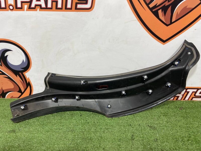 T4K5227 Rear arch molding right Jaguar I-Pace (2018-) Used cost 100 € in stock 3 pcs.