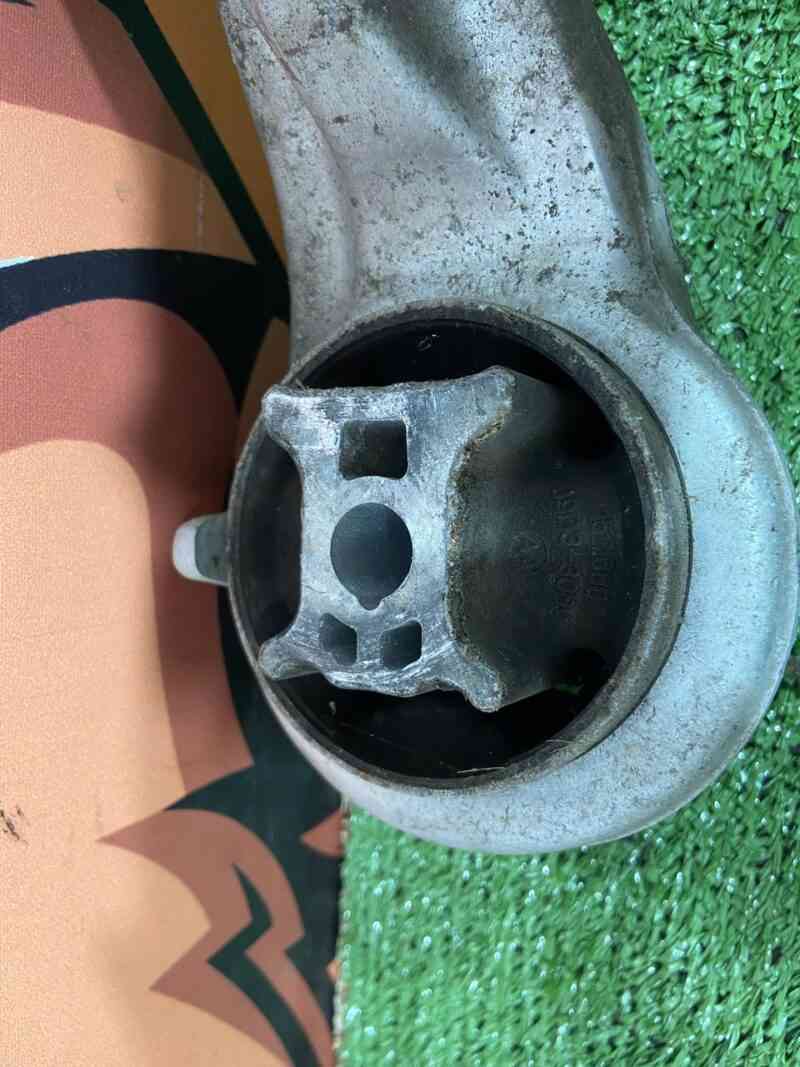 T4K5805 Front lower left control arm Jaguar I-Pace (2018-) Used cost 150 € in stock 7 pcs.
