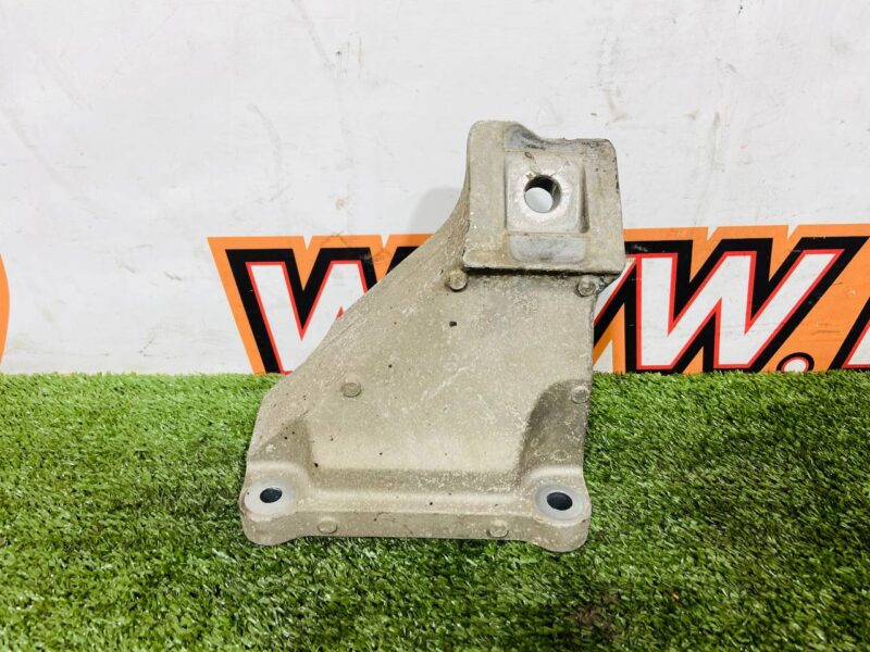 LR033183 Left engine mount bracket 3.0ie 5.0ie Range Rover Sport L494 (2014-2022) Used cost 35 € in stock 2 pcs.