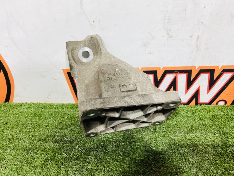 LR033183 Left engine mount bracket 3.0ie 5.0ie Range Rover Sport L494 (2014-2022) Used cost 35 € in stock 2 pcs.