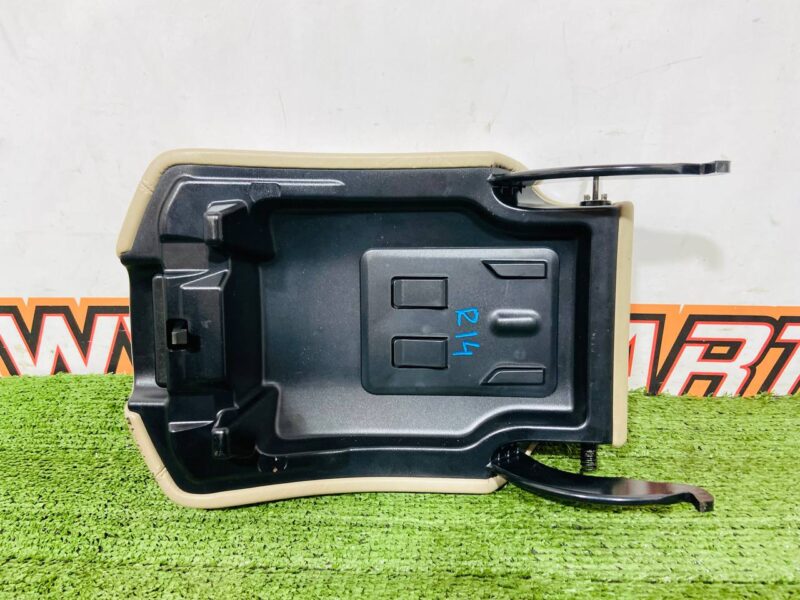LR037410 Armrest Range Rover L405 (2013-2021) Used cost 120 € in stock 1 pcs.
