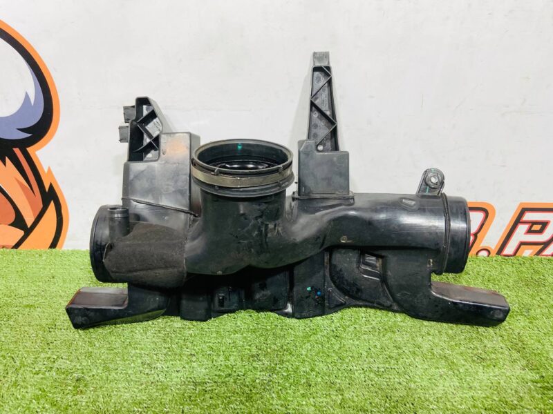LR041246 Air filter duct to throttle valve Range Rover Sport L494 (2014-2022) Used cost 120 € in stock 3 pcs.