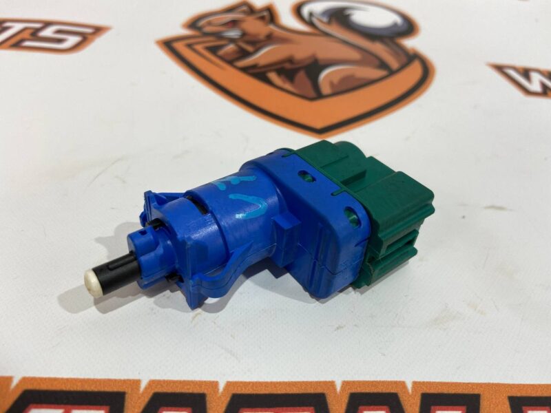 LR047598 Brake light switch RANGE ROVER EVOQUE (L538) 2011-2018 Used cost 10 € in stock 1 pcs.