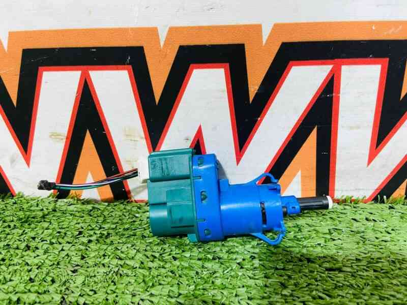 LR047598 Brake light switch RANGE ROVER EVOQUE (L538) 2011-2018 Used cost 10 € in stock 1 pcs.