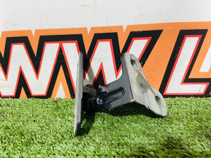 LR073596 Front rear left lower door hinge Land Rover Discovery 5 L462 (2017-) used cost 35 € in stock 1 pcs.