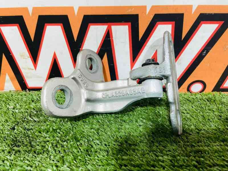 LR073596 Front rear left lower door hinge Land Rover Discovery 5 L462 (2017-) used cost 35 € in stock 1 pcs.