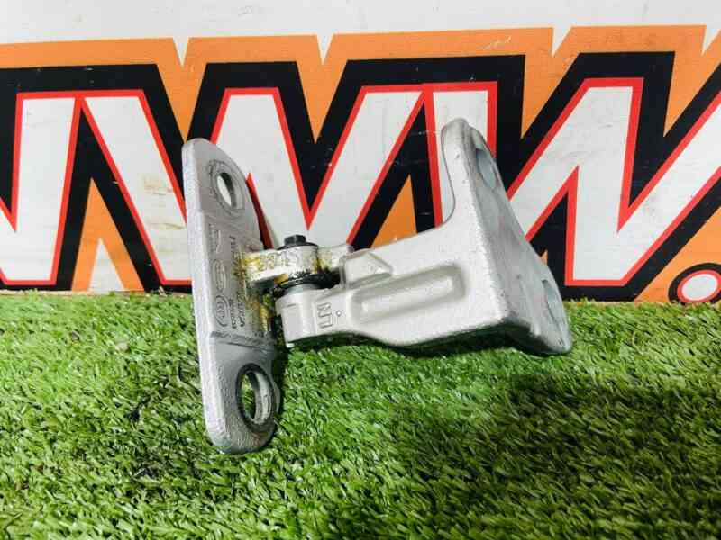LR073596 Front rear left lower door hinge Land Rover Discovery 5 L462 (2017-) used cost 35 € in stock 1 pcs.