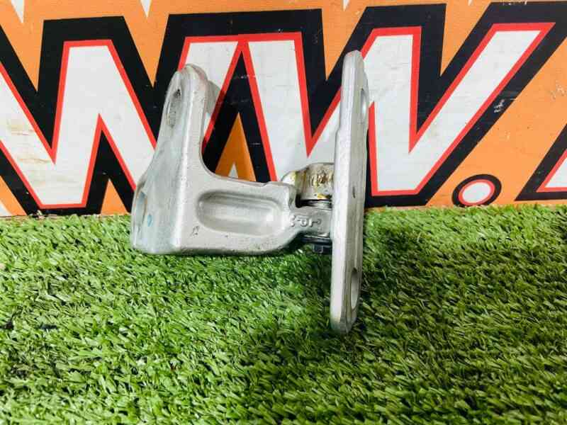 LR073599 Front right upper door hinge Land Rover Discovery 5 L462 (2017-) used cost 35 € in stock 1 pcs.