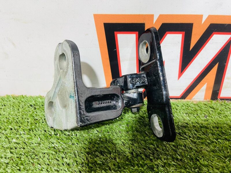 LR073599 Front right upper door hinge Land Rover Discovery 5 L462 (2017-) used cost 35 € in stock 1 pcs.