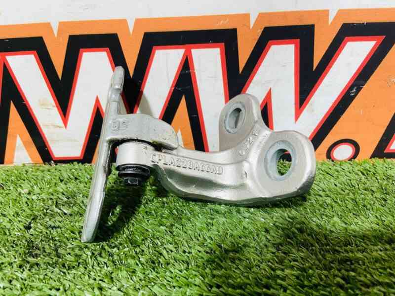 LR073599 Front right upper door hinge Land Rover Discovery 5 L462 (2017-) used cost 35 € in stock 1 pcs.