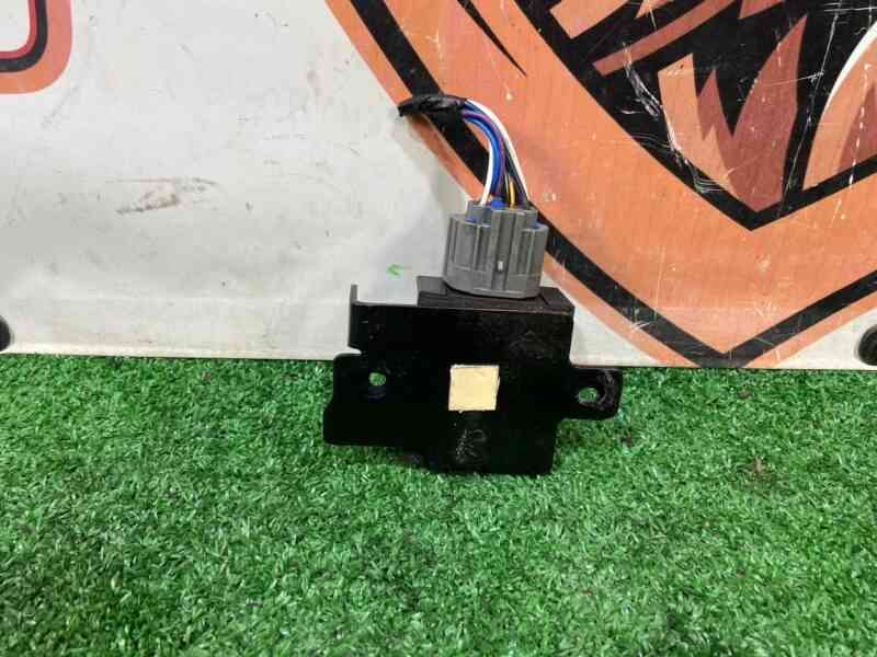 LR086374 Fuel pump control unit Range Rover Velar L560 (2018-) used cost 70 € in stock 2 pcs.