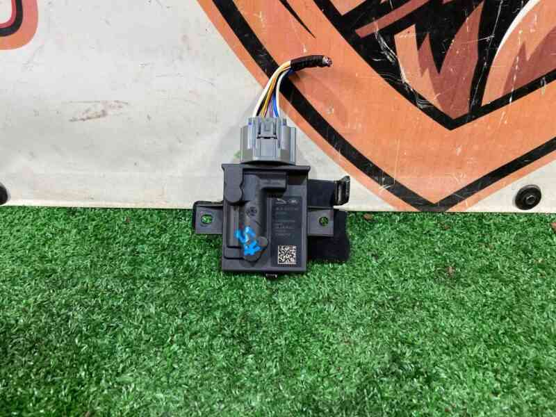 LR086374 Fuel pump control unit Range Rover Velar L560 (2018-) used - Image 12