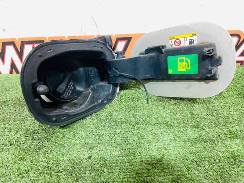 LR088353 Range Rover L405 (2013-2021) tank flap used - Image 23