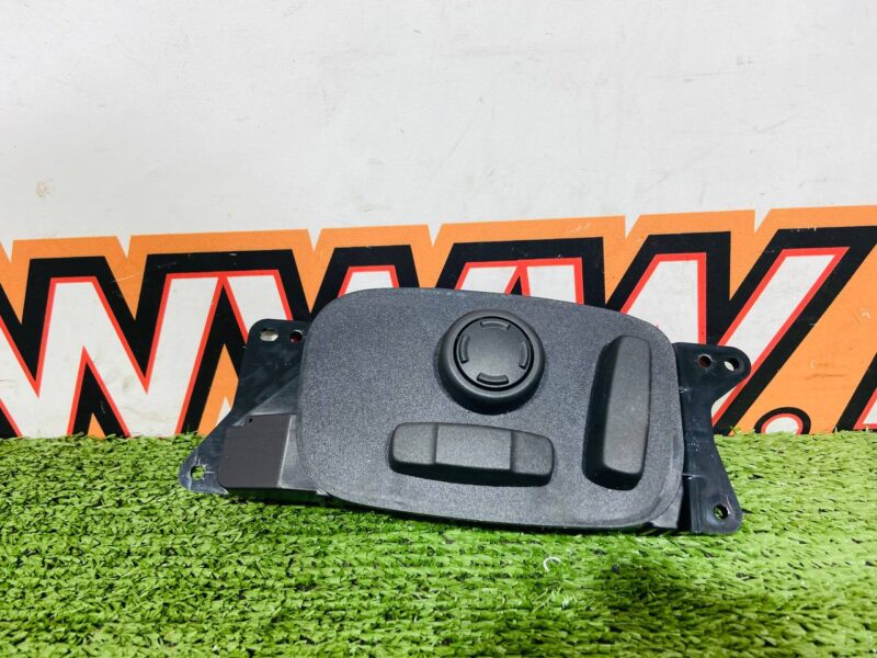 LR110727 Seat adjustment switch left Land Rover Discovery Sport L550 (2015-) Used cost 50 € in stock 1 pcs.