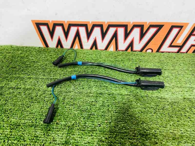 LR127355 Windshield washer nozzle set Land Rover Discovery Sport L550 (2015-) Used cost 18 € in stock 1 pcs.