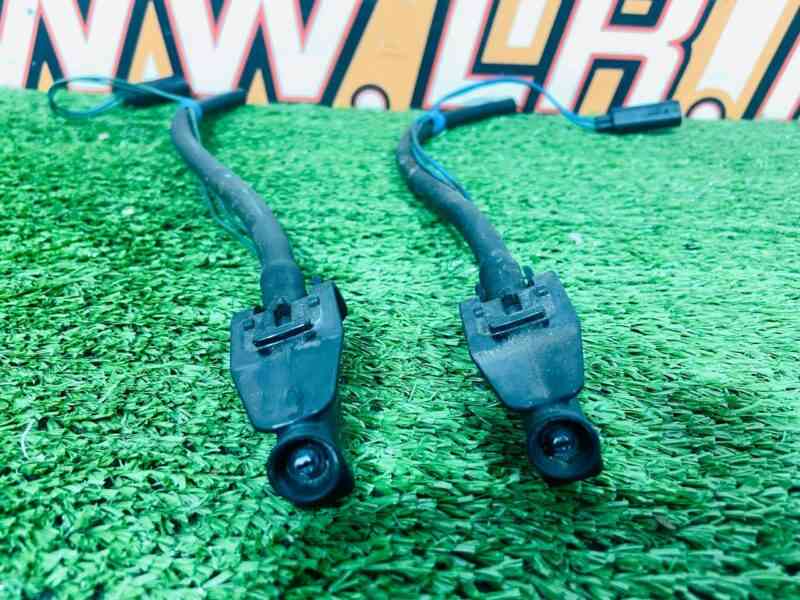 LR127355 Windshield washer nozzle set Land Rover Discovery Sport L550 (2015-) Used cost 18 € in stock 1 pcs.
