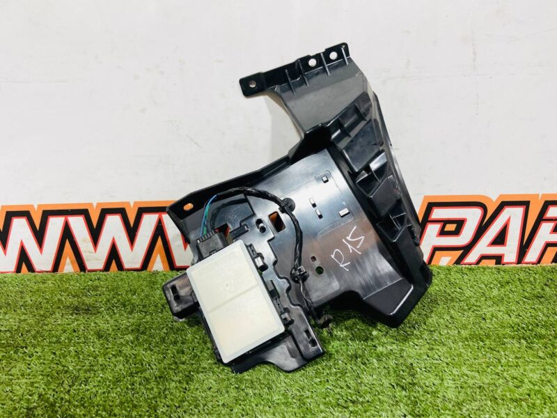 LR127504 Blind Spot Sensor with Bracket Left Land Rover Discovery Sport L550 (2015-) Used cost 250 € in stock 1 pcs.