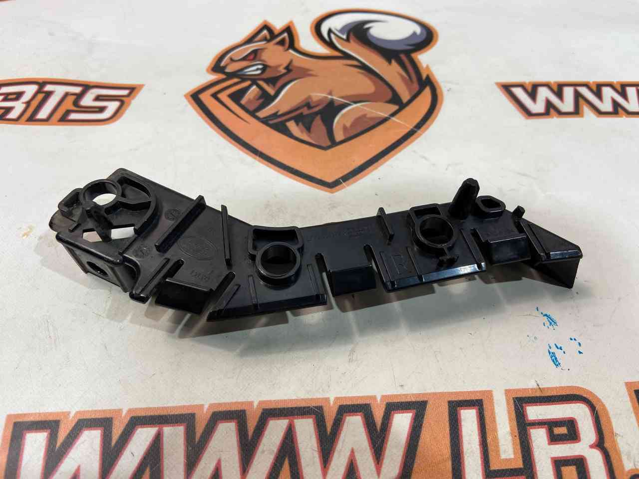 LR127598 Front bumper mounting bracket right Land Rover Discovery Sport L550 (2015-) Used cost 25 € in stock 1 pcs.