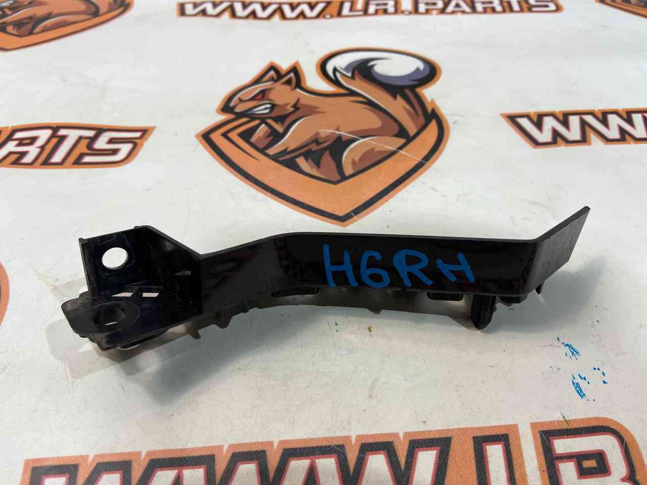 LR127598 Front bumper mounting bracket right Land Rover Discovery Sport L550 (2015-) Used cost 25 € in stock 1 pcs.