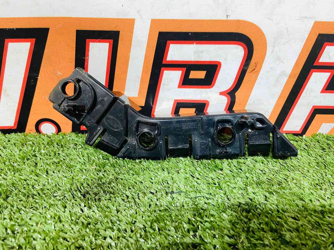 LR127598 Front bumper mounting bracket right Land Rover Discovery Sport L550 (2015-) Used cost 25 € in stock 1 pcs.