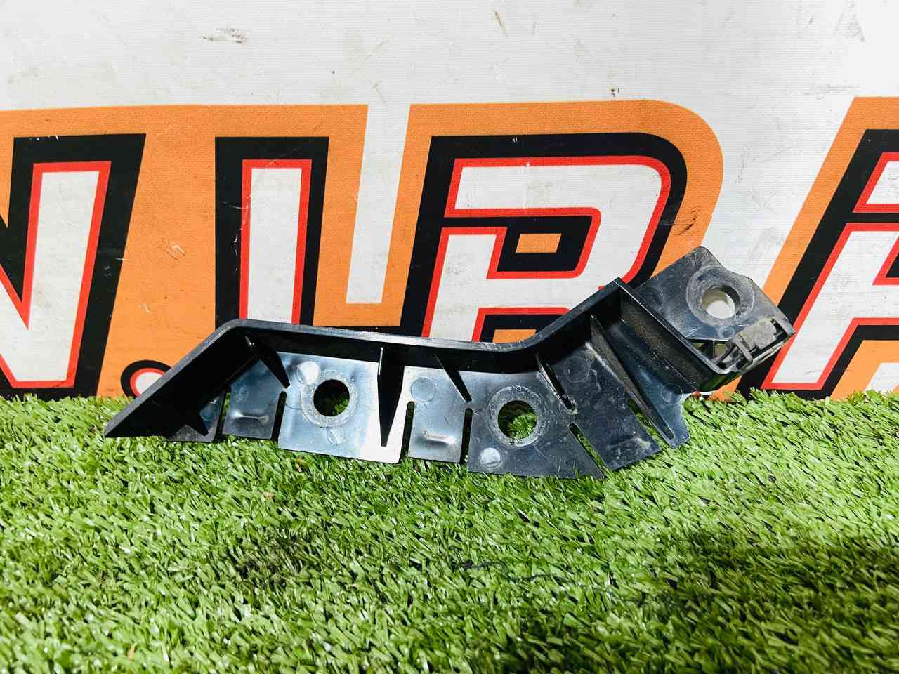 LR127598 Front bumper mounting bracket right Land Rover Discovery Sport L550 (2015-) Used cost 25 € in stock 1 pcs.