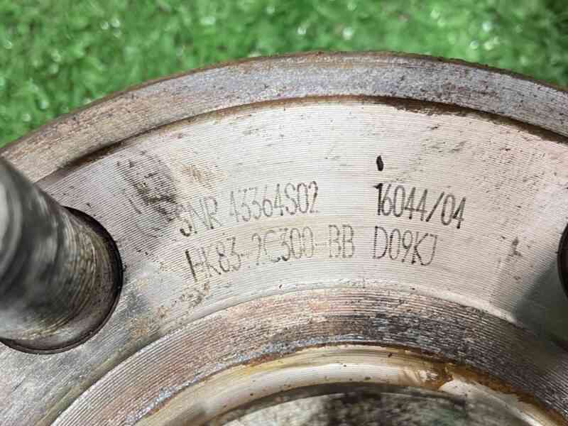 LR137488 Front Hub Range Rover Velar L560 (2018-) Used - Image 26