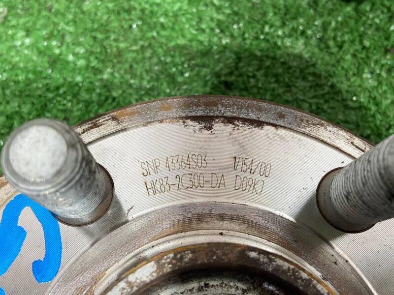 LR137488 Front Hub Range Rover Velar L560 (2018-) Used - Image 29