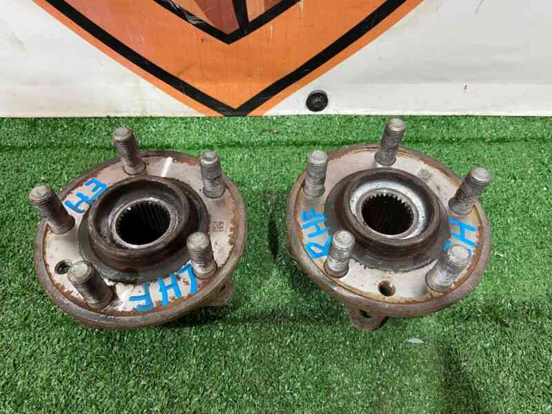 LR137488 Front Hub Range Rover Velar L560 (2018-) Used - Image 30
