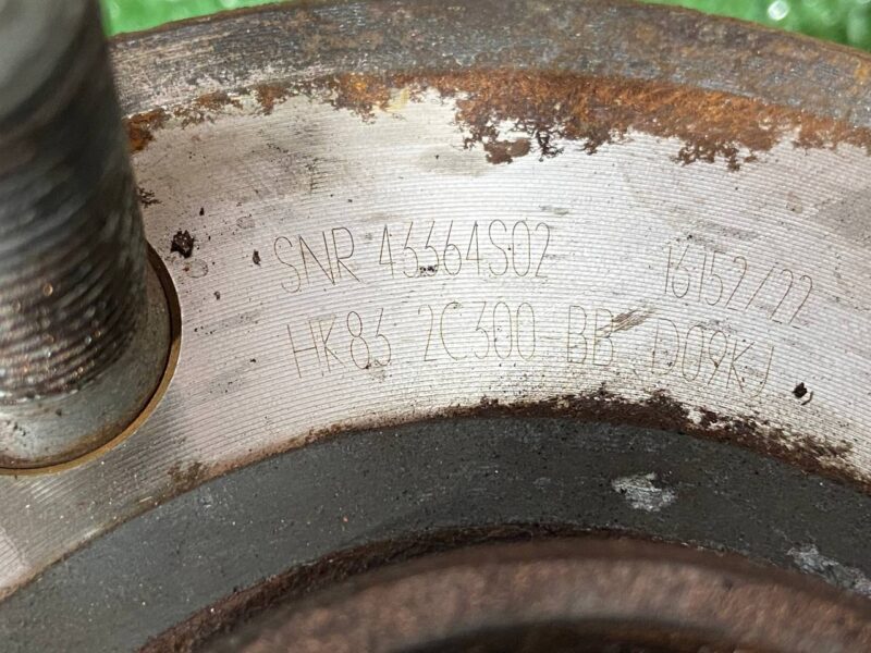 LR137488 Front Hub Range Rover Velar L560 (2018-) Used - Image 32