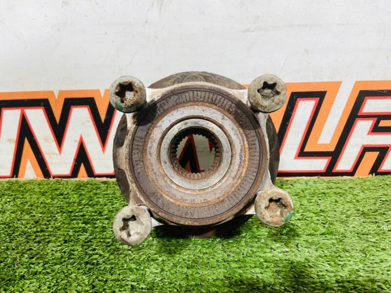LR137488 Front Hub Range Rover Velar L560 (2018-) Used - Image 33