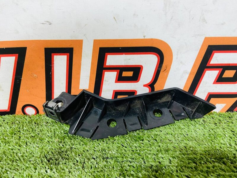 LR144345 Front bumper mounting bracket left Land Rover Discovery Sport L550 (2015-) Used cost 5 € in stock 1 pcs.