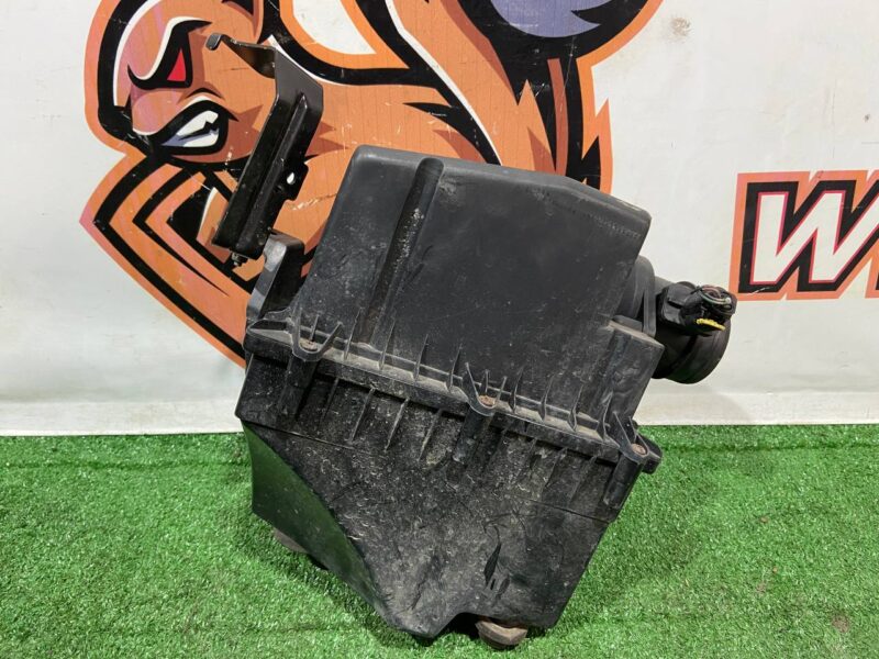 T2H1378 Air filter housing left JAGUAR F PACE Used cost 250 € in stock 1 pcs.