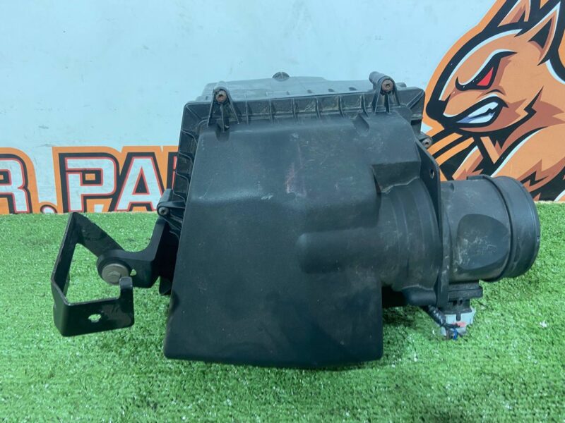 T2H1378 Air filter housing left JAGUAR F PACE Used cost 250 € in stock 1 pcs.