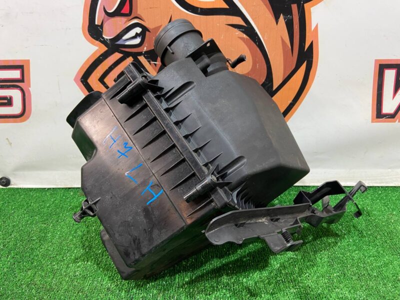 T2H1378 Air filter housing left JAGUAR F PACE Used cost 250 € in stock 1 pcs.
