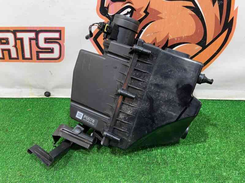 T2H1378 Air filter housing left JAGUAR F PACE Used cost 250 € in stock 1 pcs.