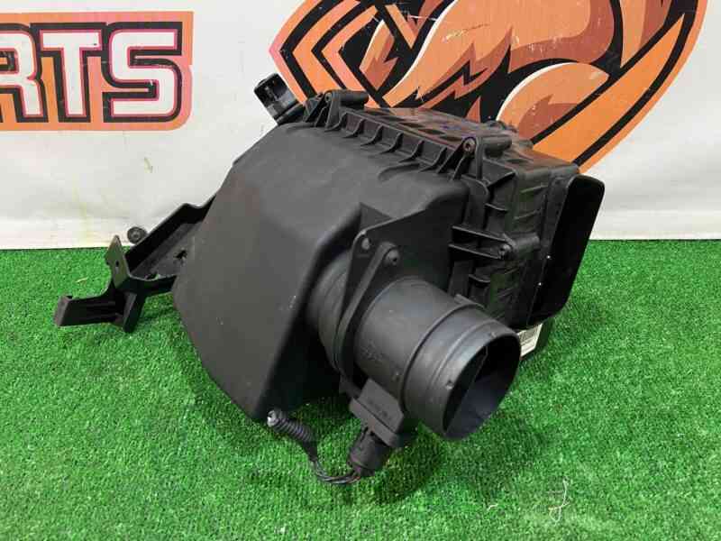 T2H1378 Air filter housing left JAGUAR F PACE Used cost 250 € in stock 1 pcs.