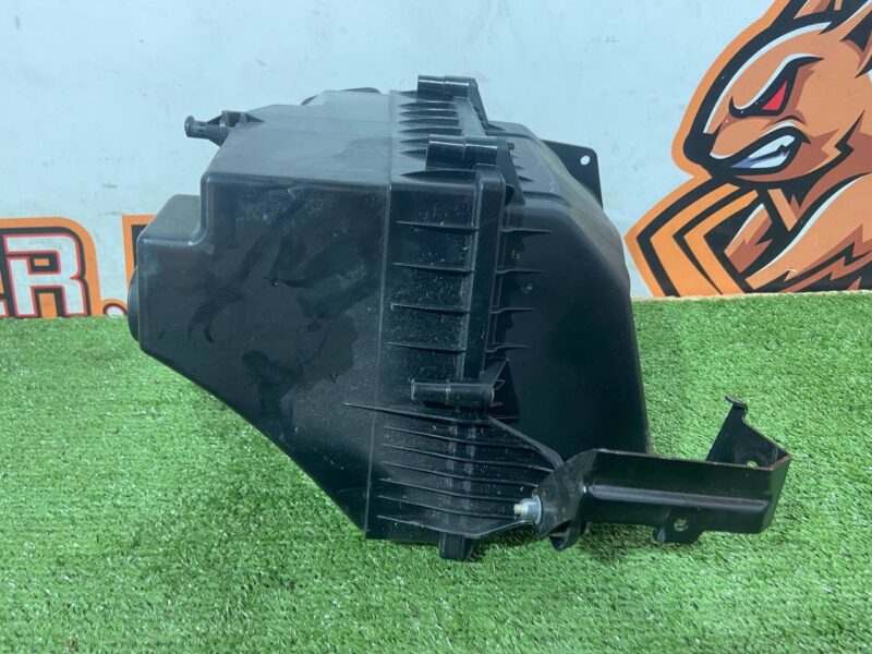 T2H1378 Air filter housing left JAGUAR F PACE Used cost 250 € in stock 1 pcs.