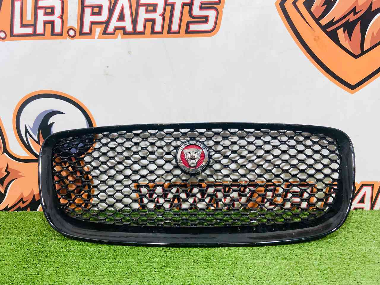 T4A13842 Jaguar F-Pace X761 (2017-) used radiator grille cost 200 € in stock 1 pcs.