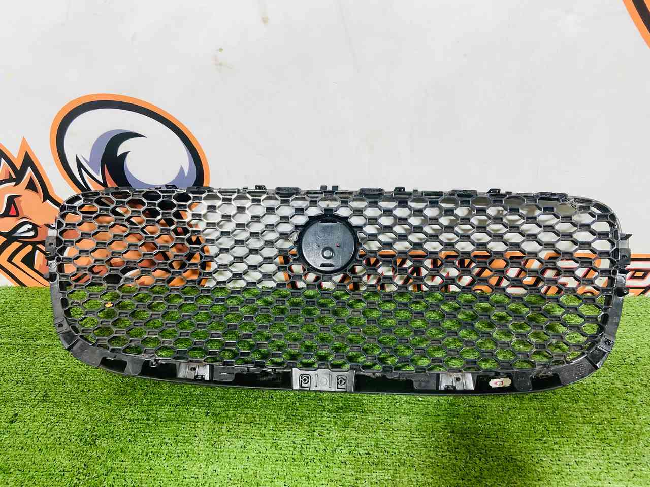 T4A13842 Jaguar F-Pace X761 (2017-) used radiator grille cost 200 € in stock 1 pcs.