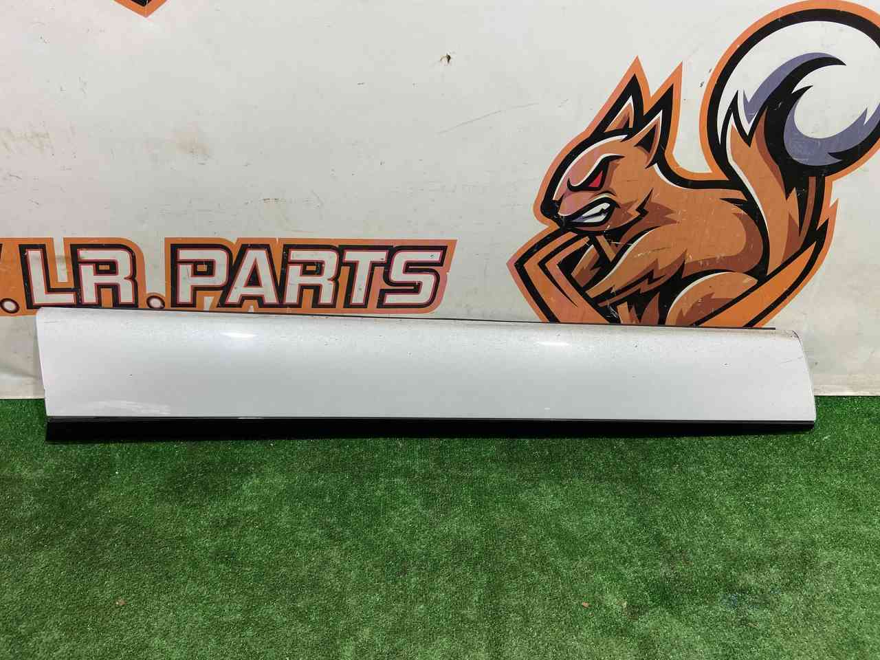 T4A3500LML Translation from Russian to English: Front left door molding Jaguar F-Pace X761 (2017-) Used cost 90 € in stock 1 pcs.