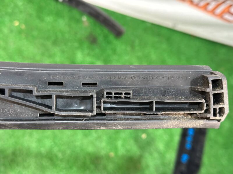 T4A6070 Roof rails set Jaguar F-Pace X761 (2017-) Used cost 400 € in stock 1 pcs.