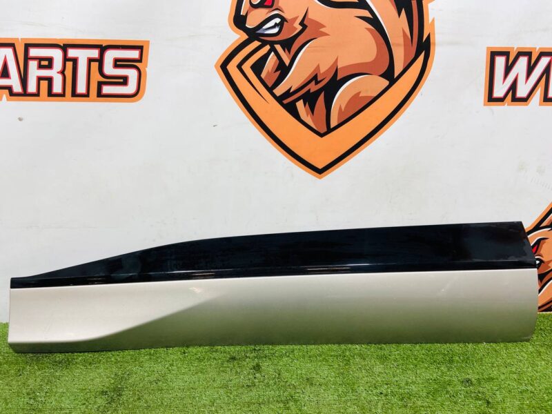 T4K10128LML Front left lower door molding Jaguar I-Pace X590 (2018-) Used cost 150 € in stock 7 pcs.