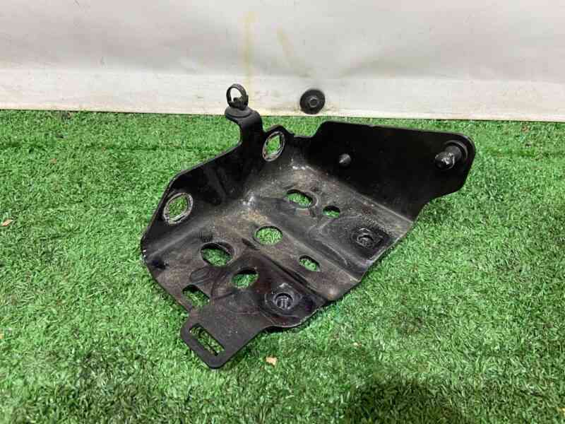 T4K10305 Front panel mounting bracket right Jaguar I-Pace X590 (2018-) Used cost 50 € in stock 3 pcs.