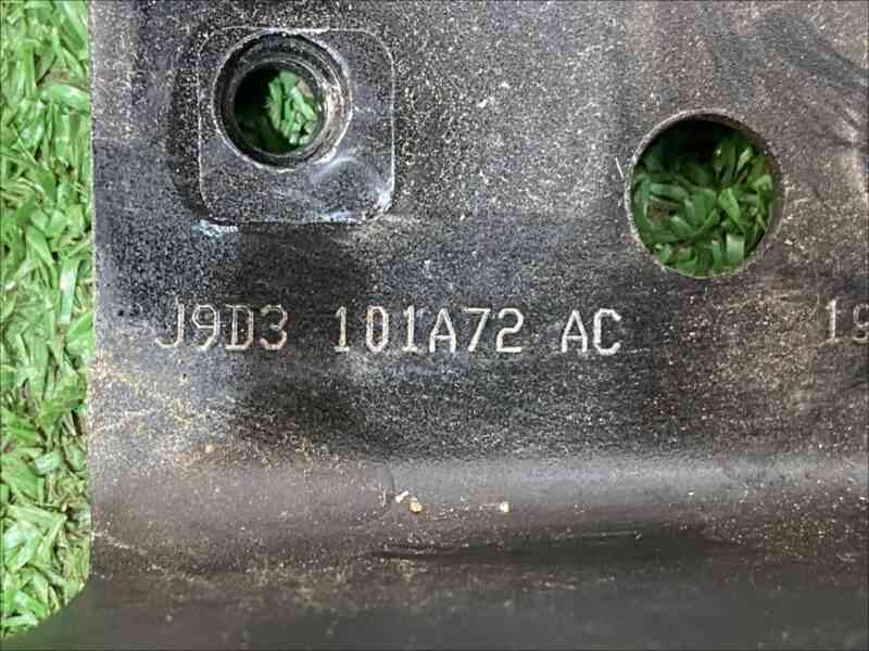 T4K10305 Front panel mounting bracket right Jaguar I-Pace X590 (2018-) Used cost 50 € in stock 3 pcs.