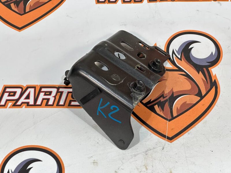 T4K10305 Front panel mounting bracket right Jaguar I-Pace X590 (2018-) Used cost 50 € in stock 3 pcs.