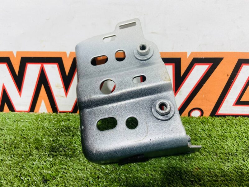 T4K10305 Front panel mounting bracket right Jaguar I-Pace X590 (2018-) Used cost 50 € in stock 3 pcs.